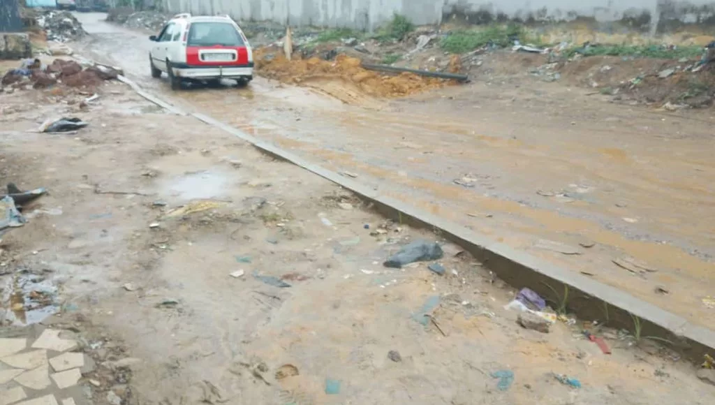 Avec la saison de pluies qui risque d'être rude, cette voie sera de moins en moins praticable.