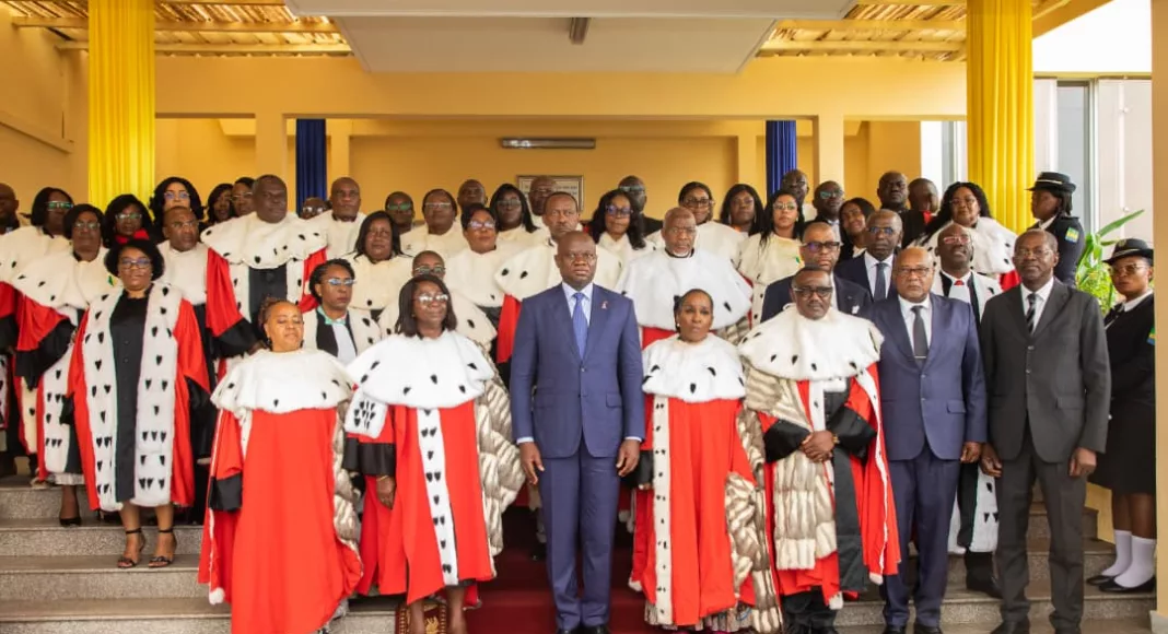 le président de la République et président du CSM, Brice Clotaire Oligui Nguéma, posant avec les magistrats au palais de justice de Libreville, le 6 octobre.