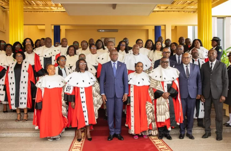 le président de la République et président du CSM, Brice Clotaire Oligui Nguéma, posant avec les magistrats au palais de justice de Libreville, le 6 octobre.