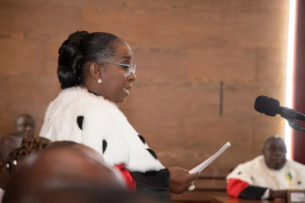 La PP du Conseil d’État, Andréa Apoungo Amvane, lors de son allocution, insistant sur l'appel à l'intégrité et à la transparence.