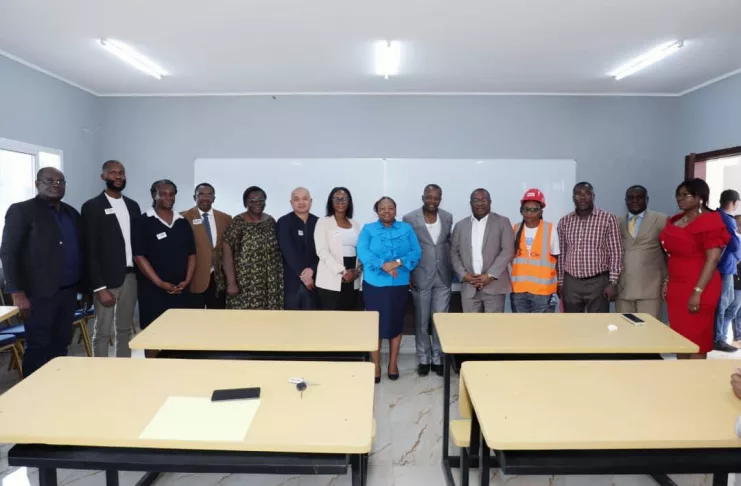 Photo de famille à l'issue de la cérémonie de réception de ce matériel.