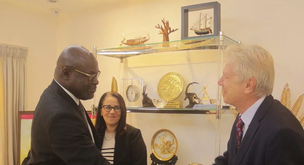 Le ministre des Affaires étrangères, Michel Régis Onanga Ndiaye et l’ambassadeur de Russie au Gabon, Dmitri Korppanov.
