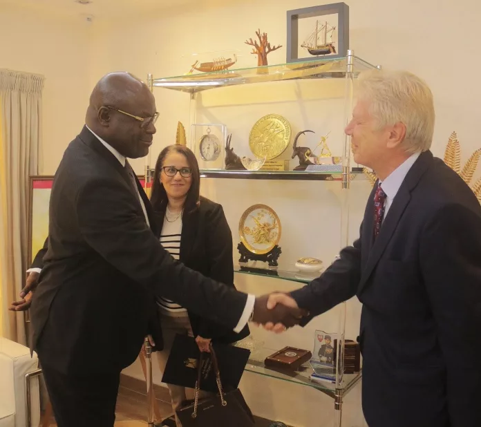 Le ministre des Affaires étrangères, Michel Régis Onanga Ndiaye et l’ambassadeur de Russie au Gabon, Dmitri Korppanov.