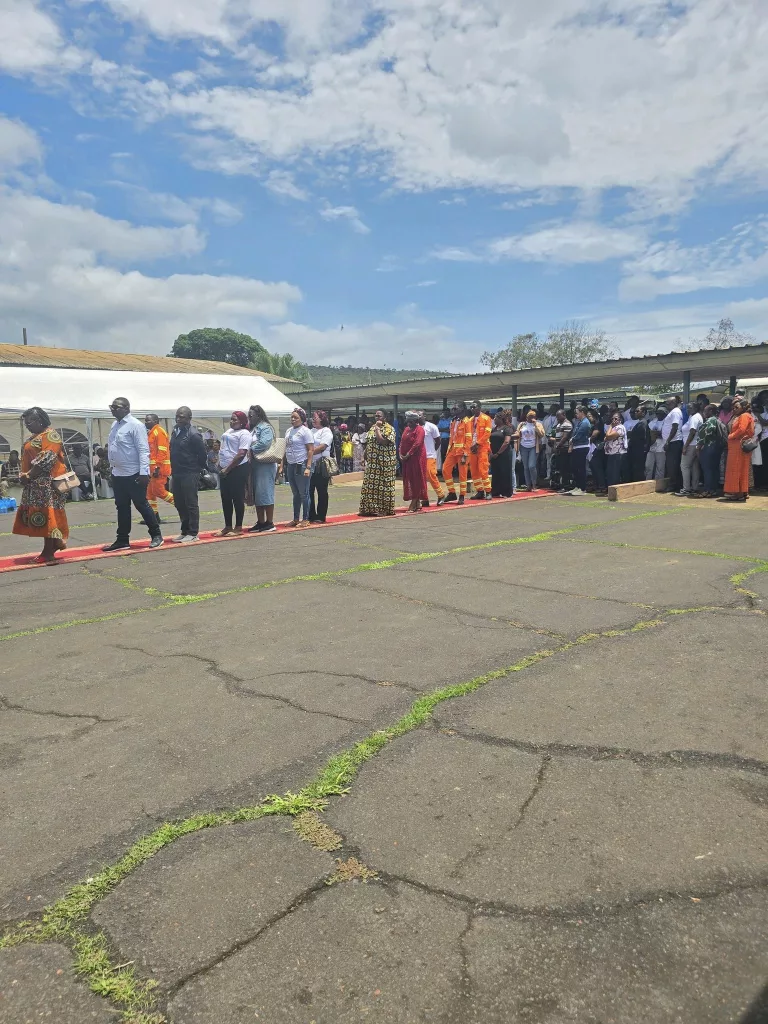 Moanda rend un vibrant hommage au docteur Désiré Lasségué 1 Les habitants de la ville venus nombreux pour l'adieux à Désiré Lasségué.