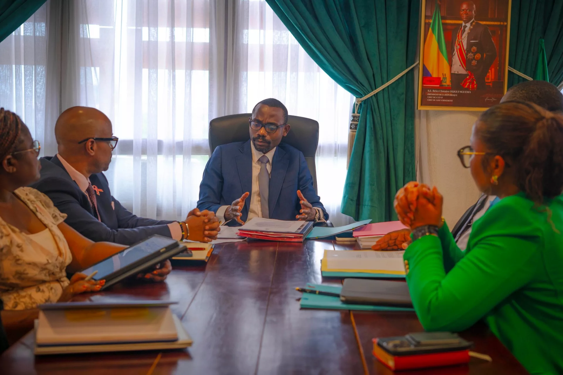 Mays Mouissi et ses collaborateurs lors de la préparation à la participation du Gabon à la COP30.