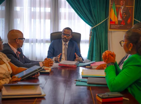Mays Mouissi et ses collaborateurs lors de la préparation à la participation du Gabon à la COP30.