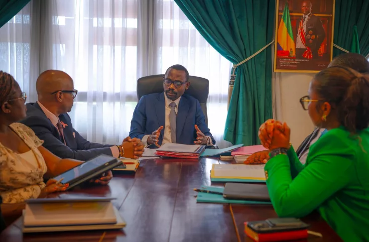 Mays Mouissi et ses collaborateurs lors de la préparation à la participation du Gabon à la COP30.