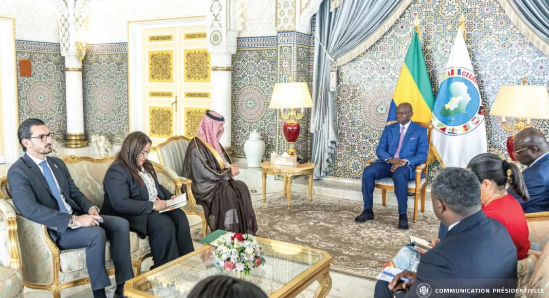 Brice Oligui Nguema et les délégations d'Arabie Saoudite et d'Espagne au Plais présidentiel de Libreville.