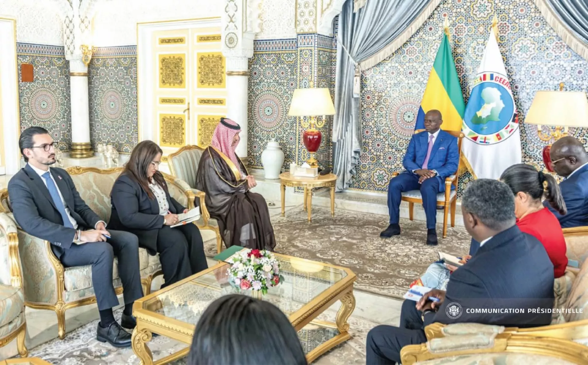 Brice Oligui Nguema et les délégations d'Arabie Saoudite et d'Espagne au Plais présidentiel de Libreville.