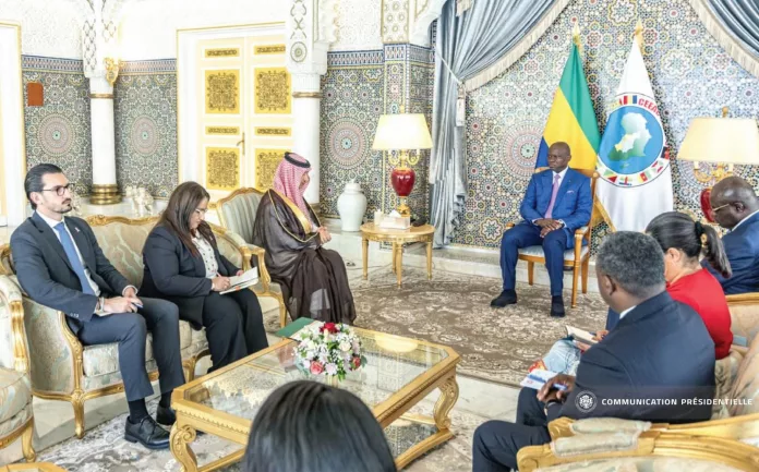 Brice Oligui Nguema et les délégations d'Arabie Saoudite et d'Espagne au Plais présidentiel de Libreville.