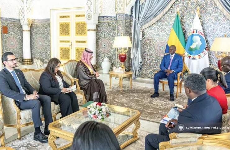 Brice Oligui Nguema et les délégations d'Arabie Saoudite et d'Espagne au Plais présidentiel de Libreville.