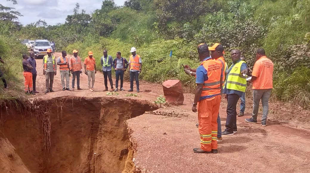 Une buse s’est effondrée à cause des fortes pluies, rendant la voie impraticable