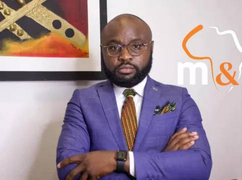 Harold Leckat, journaliste et patron de presse, dont l'arrestation pour « détournement de deniers publics » est jugée juridiquement infondée par le Dr Onanga Y'Obegue