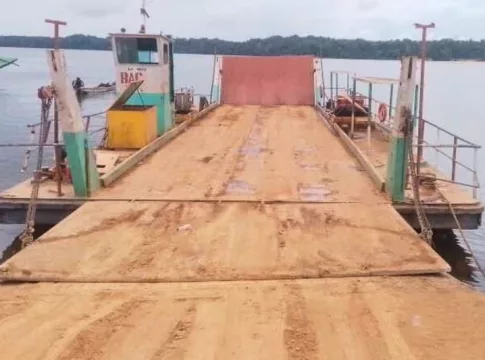 Le bac, unique moyen de transport fiable pour traverser le fleuve, a suspendu le transport de passagers.