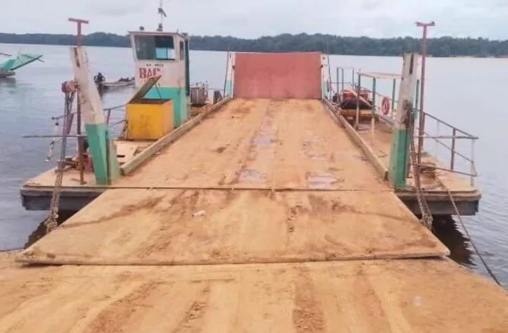 Le bac, unique moyen de transport fiable pour traverser le fleuve, a suspendu le transport de passagers.