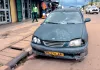 Un véhicule devenu incontrôlable a semé la panique en quittant la chaussée pour foncer sur un trottoir bondé.