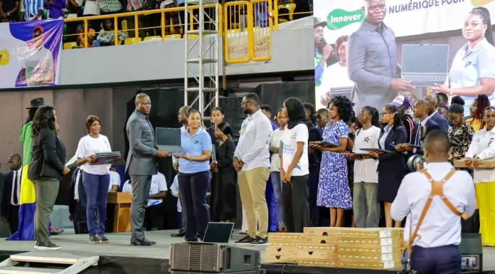 Le président Oligui Nguema lors de la cérémonie de remise des 10 000 ordinateurs.