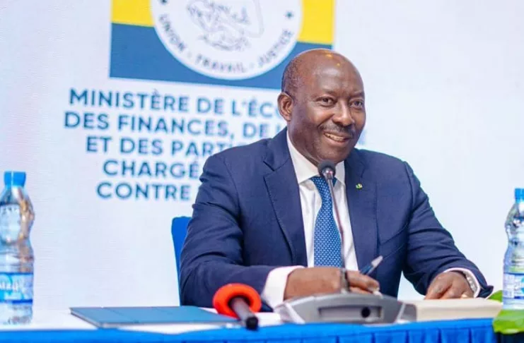 Henri-Claude Oyima, ministre d’État à l’Économie, conduit la réforme de la dette intérieure pour assainir les finances publiques et restaurer la confiance des partenaires.