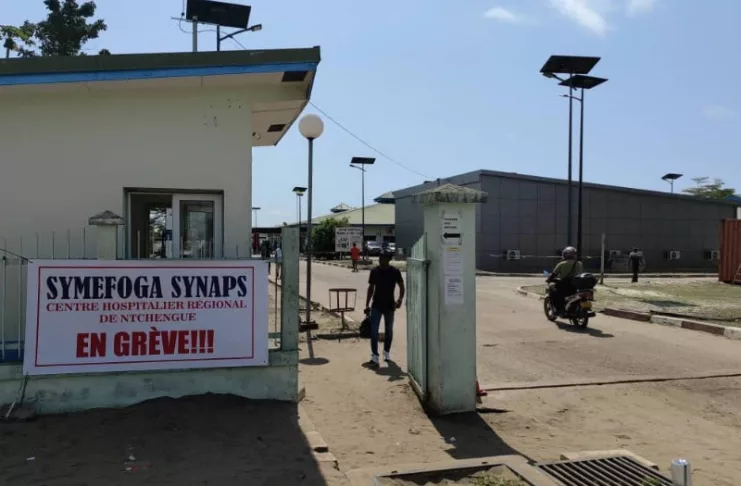 Le Syndicat des médecins fonctionnaires du Gabon (Symefoga) et le Synaps-Ogooué-Maritime sont en grève illimitée depuis le 17 octobre au Centre hospitalier régional de Ntchengué.