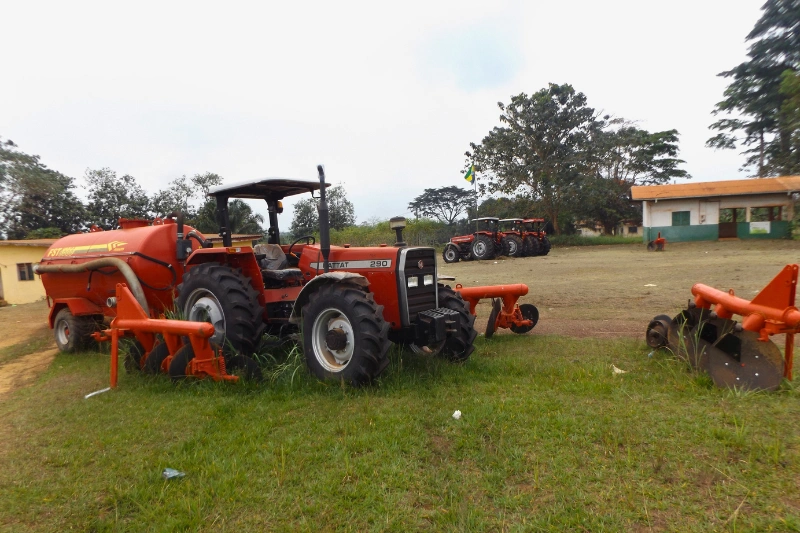 Des machines agricoles en attente de mise en service.