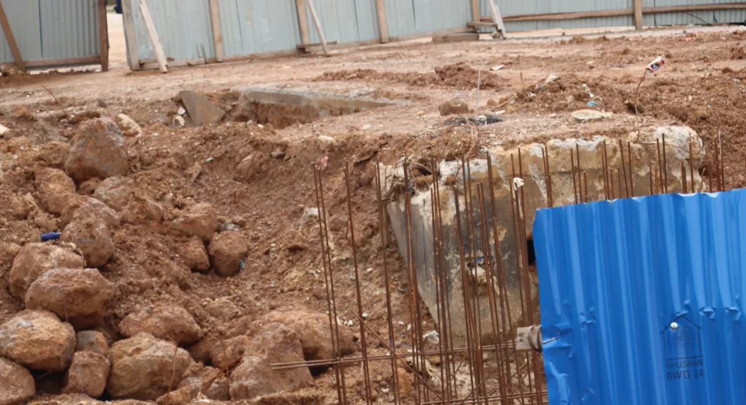 État du chantier du triple dalot à Nzeng-Ayong, le 1er octobre 2025.