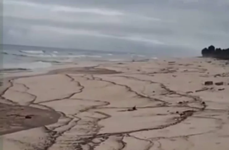La plage de Mayumba souillée par des résidus d'hydrocarbures. Une intervention rapide est indispensable