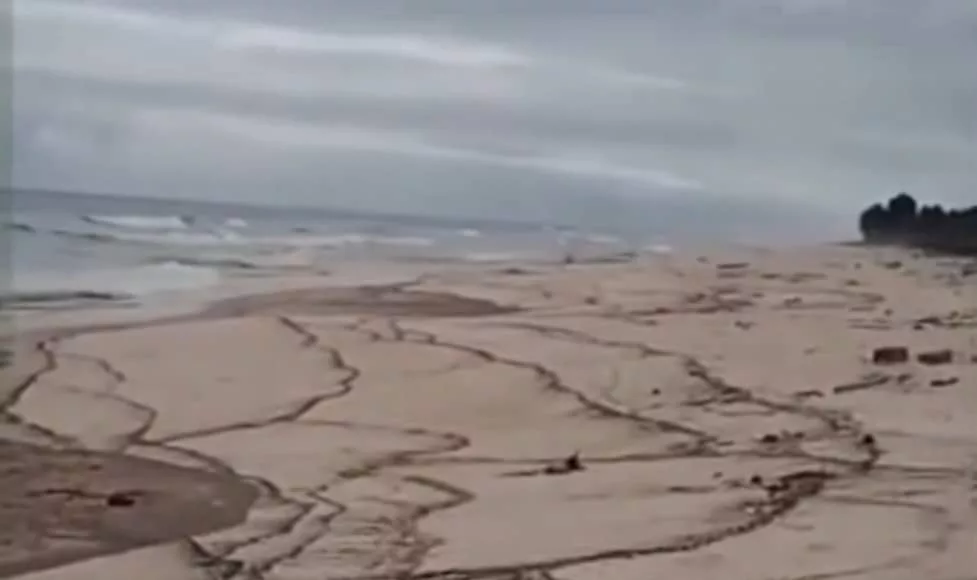 La plage de Mayumba souillée par des résidus d'hydrocarbures. Une intervention rapide est indispensable