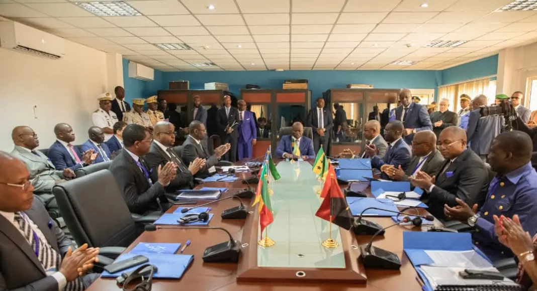 Le drapeau du FORSEG hissé à Libreville.