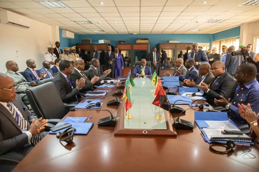 Le drapeau du FORSEG hissé à Libreville.