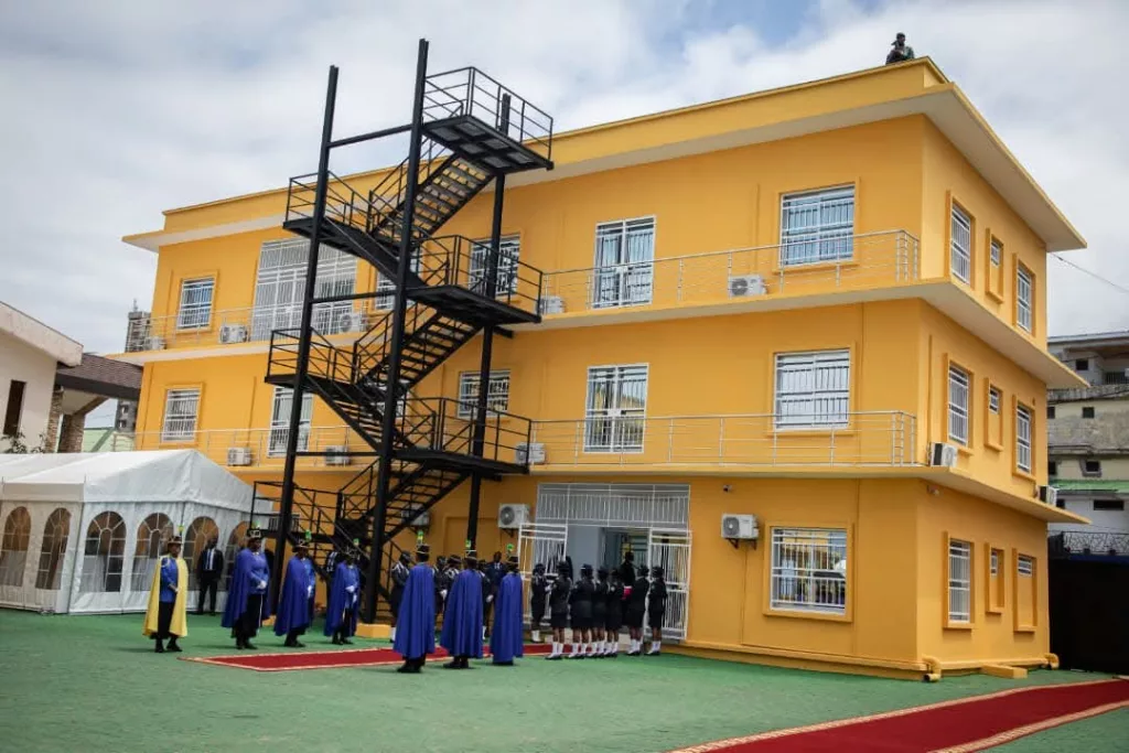 Oligui Nguema inaugure le siège du FORSEG à Libreville 2 Une vue extérieure du nouveau siège du FORSEG.