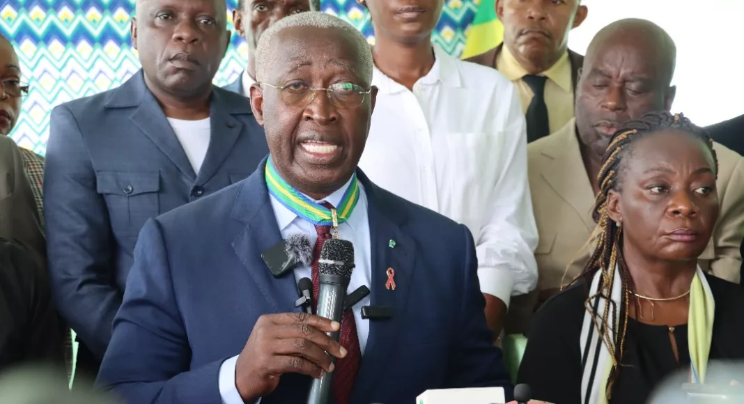 Raymond Ndong Sima appelle le président Oligui Nguéma à annuler les élections du 27 septembre après avoir sèchement recadré le vice-président Moundounga.