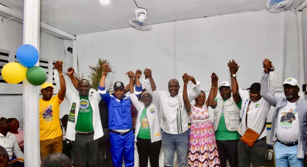 Les candidats de l'UDB qualifiés pour le second tour des législatives dans l'Ogooué Maritime présentés ici par le SG adjoint du parti.