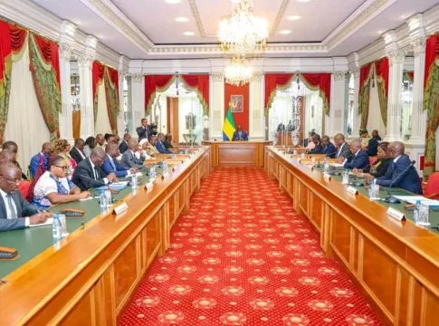 Le Président de la République, Brice Clotaire Oligui Nguema, aux côtés des responsables des régies financières à la Présidence, le 3 octobre 2025.