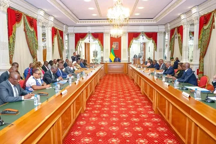 Le Président de la République, Brice Clotaire Oligui Nguema, aux côtés des responsables des régies financières à la Présidence, le 3 octobre 2025.