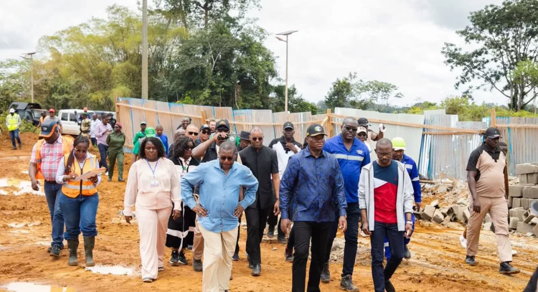 Le Président a transformé sa visite privée en inspection des chantiers.