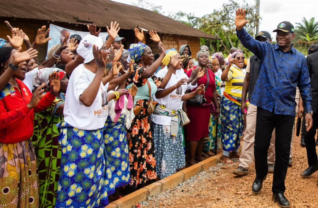 Oligui Nguéma à Lebamba et Makongonio : «Le développement se construit sur le terrain» 3 La proximité, une réalité. Le président Oligui Nguéma au contact des populations de Makongonio.