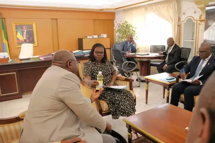 Flobert Deffo Kamto présentant une bouteille d'huile de canola à la ministre Odette Polo épouse Pandzou.