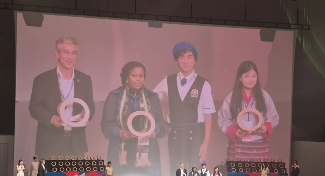 La médaille d'Or à l'exposition universelle reçue par Nina Abouna.