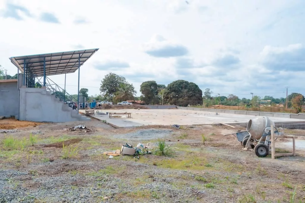 Les chantiers du développement avancent dans la Dola 3 Le chantier du plateau sportif du quartier Malaba avance normalement.