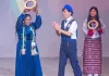 Nina Babouna, responsable de la délégation du Gabon, montrant fièrement le prix obtenu lors de l'Expo 2025 à Osaka.