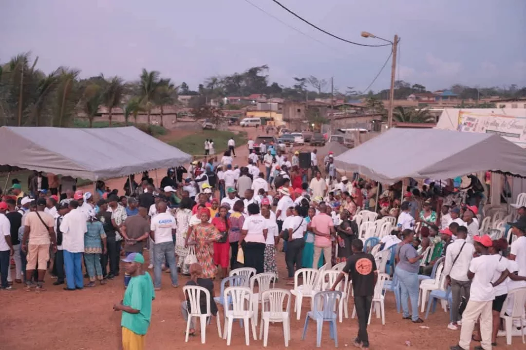 Elections à Ntoum : Camélia Ntoutoume galvanise les foules pour un nouveau départ 2 Une ambiance festive lors du lancement de la campagne.