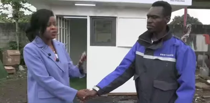 La ministre Zenaba Channing Gninga saluant le jeune entrepreneur Pierre Joël Mapaga, concepteur du prototype box mobile solaire.