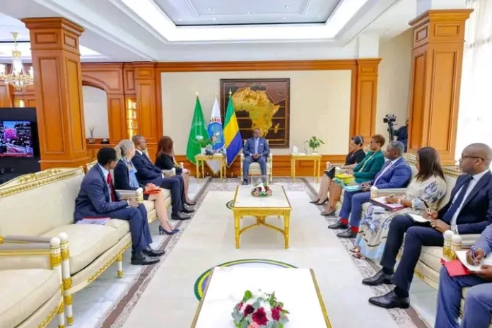 Le Président de la République, Brice Clotaire Oligui Nguema, entouré de la vice-présidente principale de la BAD, Marie-Laure Akin-Olugbadé, et de sa délégation, lors de l’audience au Palais Rénovation consacrée au renforcement de la coopération entre le Gabon et la Banque africaine de développement.
