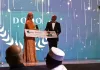 Lubin Ntoutume, ministre de l'industrie et de la transformation locale, remettant le Grand prix des Awards de la Marque OAPI.