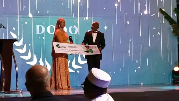 Lubin Ntoutume, ministre de l'industrie et de la transformation locale, remettant le Grand prix des Awards de la Marque OAPI.
