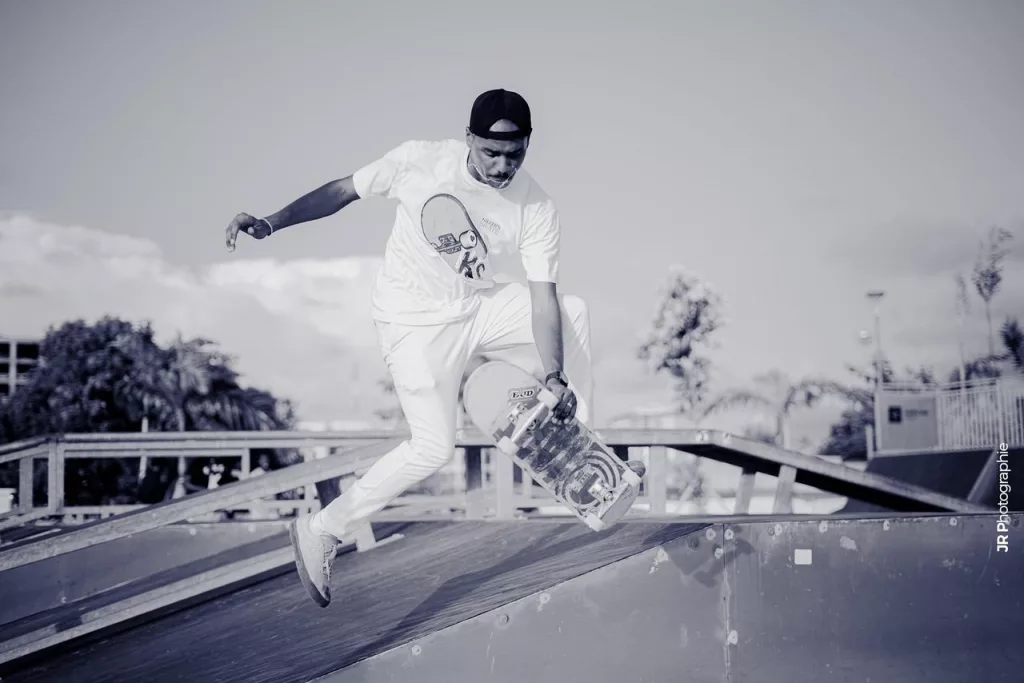 Skateboard : La FEGAROS nomme le pionnier Gustelly Sanghanyh à la présidence du Comité technique 1 Gustelly Sanghanyh, le pionnier du skate gabonais, en plein trick. L'énergie et la passion au service de la discipline.