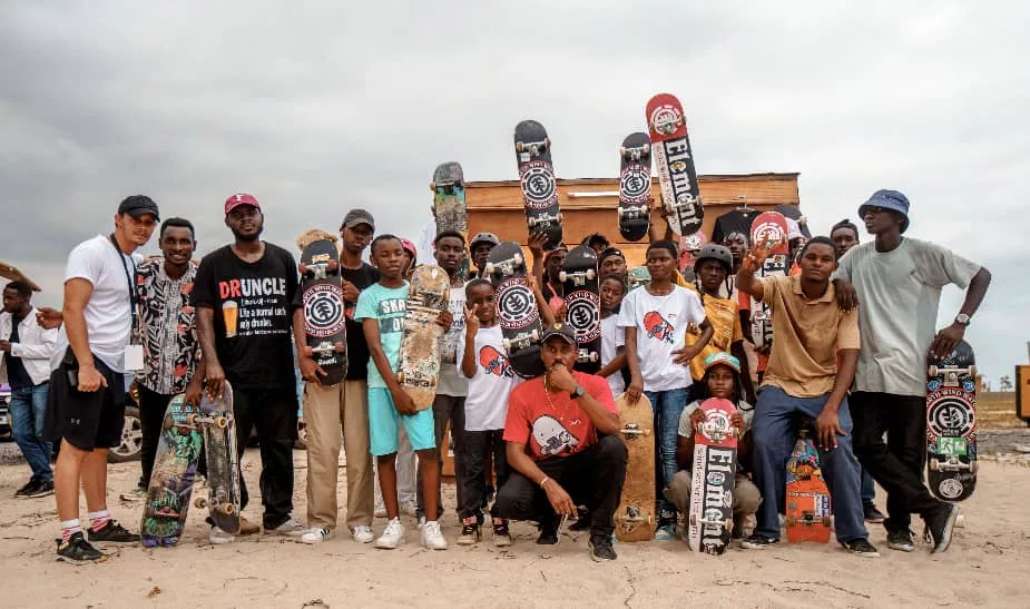 Skateboard : La FEGAROS nomme le pionnier Gustelly Sanghanyh à la présidence du Comité technique 3 Gustelly Sanghanyh, Président fondateur du Killer’s Skate(accroupi en rouge) et les membres de l’association durant le FISE District Libreville (2023).