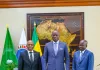 Créssant Pambo et Mamadou Diagna Ndiaye posant avec le chef de l’État après avoir échangé sur les préparatifs des JOJ Dakar 2026.