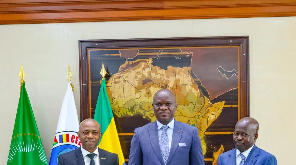 Crésant Pambo et Mamadou Diagna Ndiaye posant avec le chef de l’État après avoir échangé sur les préparatifs des JOJ Dakar 2026.