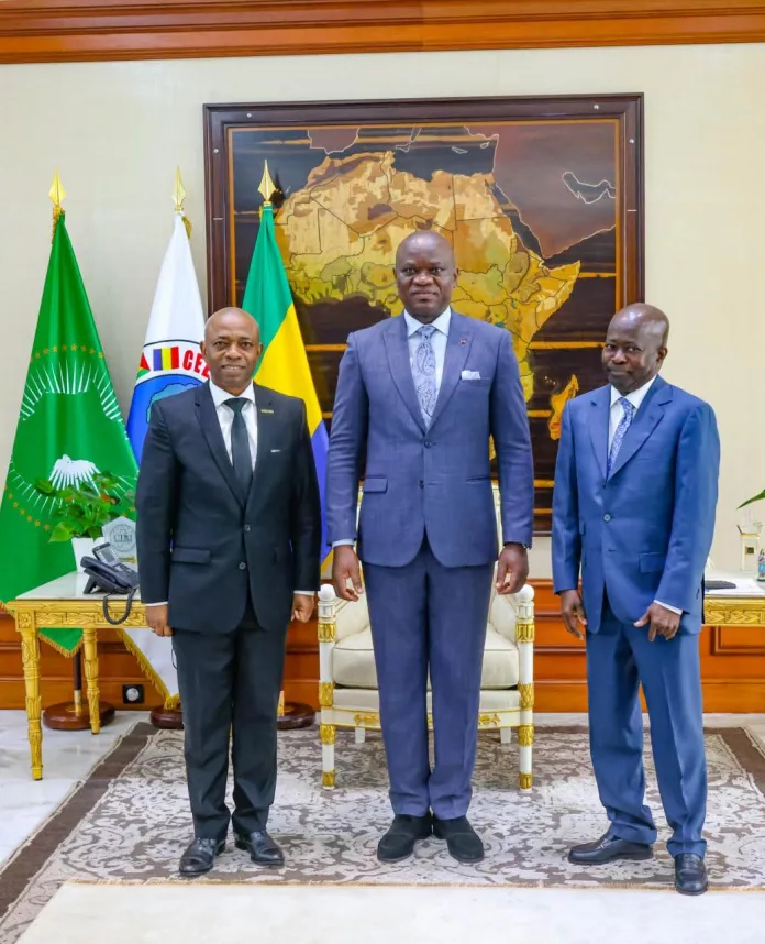 Crésant Pambo et Mamadou Diagna Ndiaye posant avec le chef de l’État après avoir échangé sur les préparatifs des JOJ Dakar 2026.